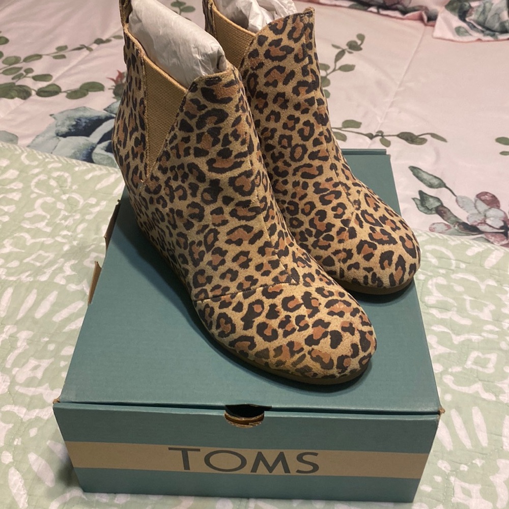 Toms desert tan leopard print suede wedge boots size 9